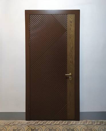 Стальная дверь коричневого цвета